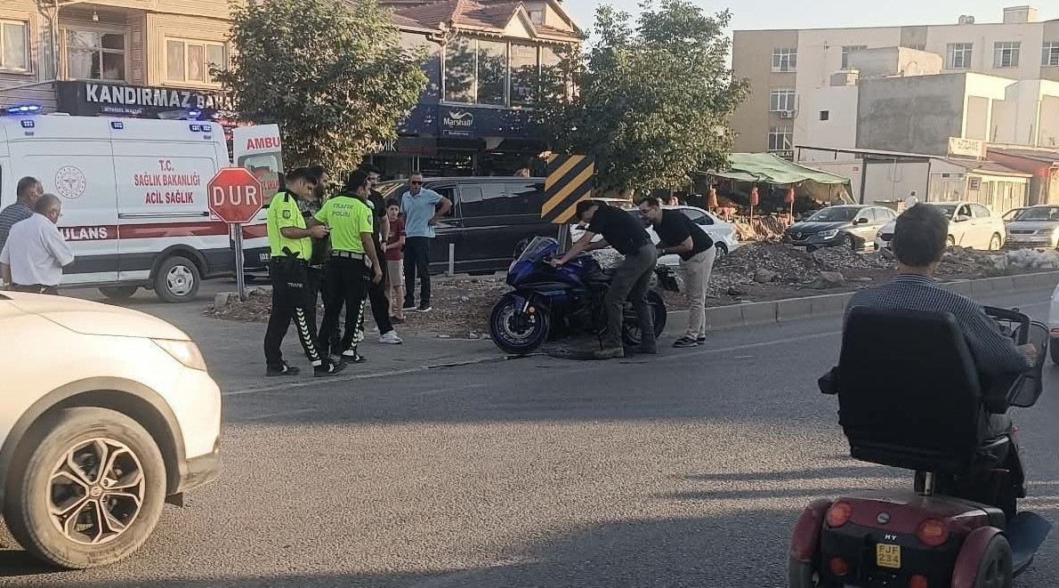 Motosiklet yayaya çarptı: 2 yaralı
