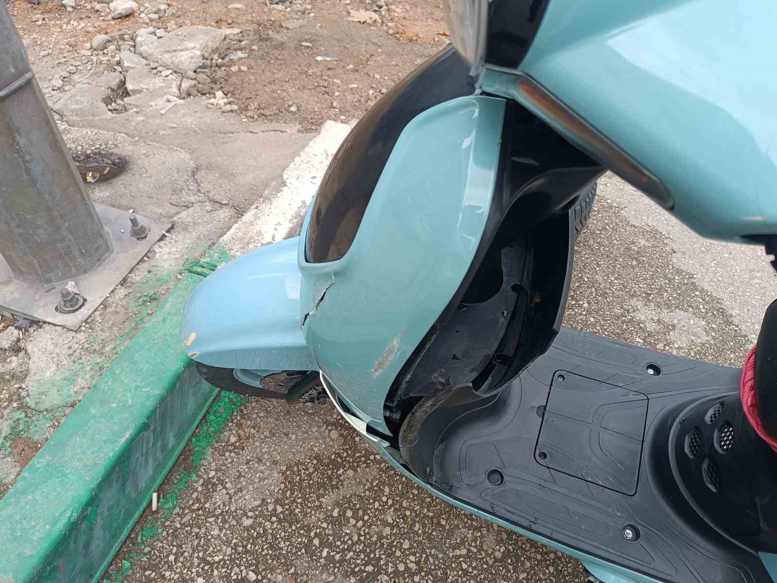 Motosiklet yayaya çarptı, ikisi de metrelerce sürüklendi; O anlar kamerada
