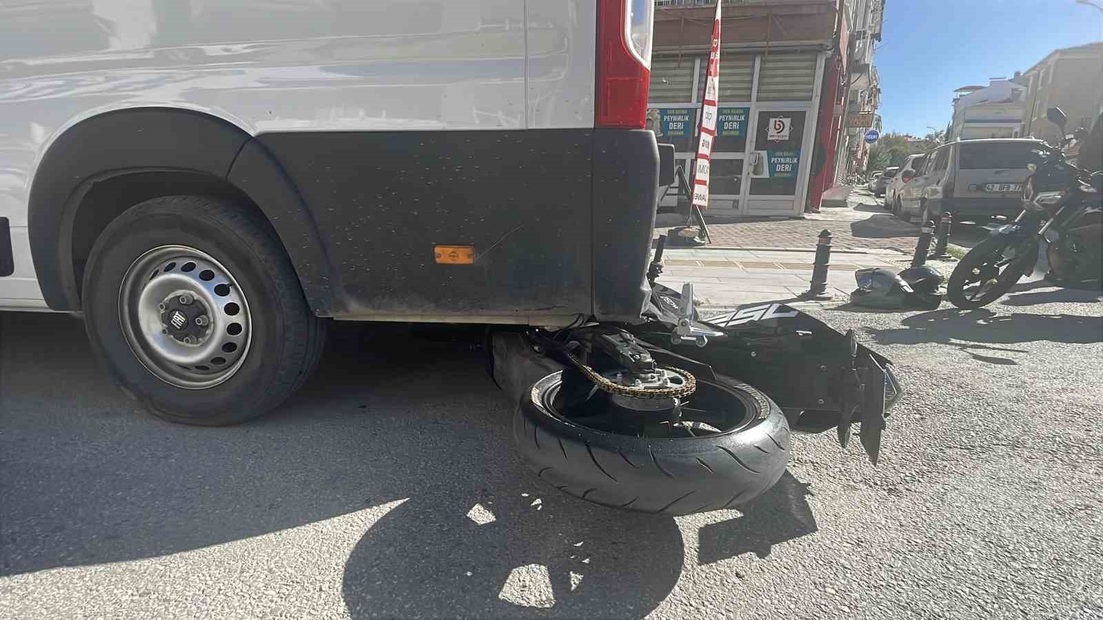 Motosikletin minibüsün altına girdiği kaza kameraya yansıdı
