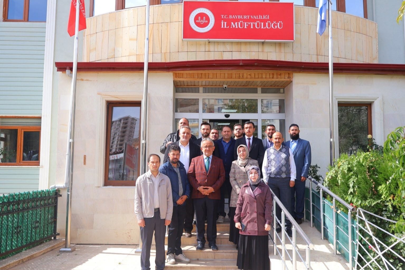 Müftü Danacı müftülük personeli ve Kur’an kursu öğreticileriyle vedalaştı
