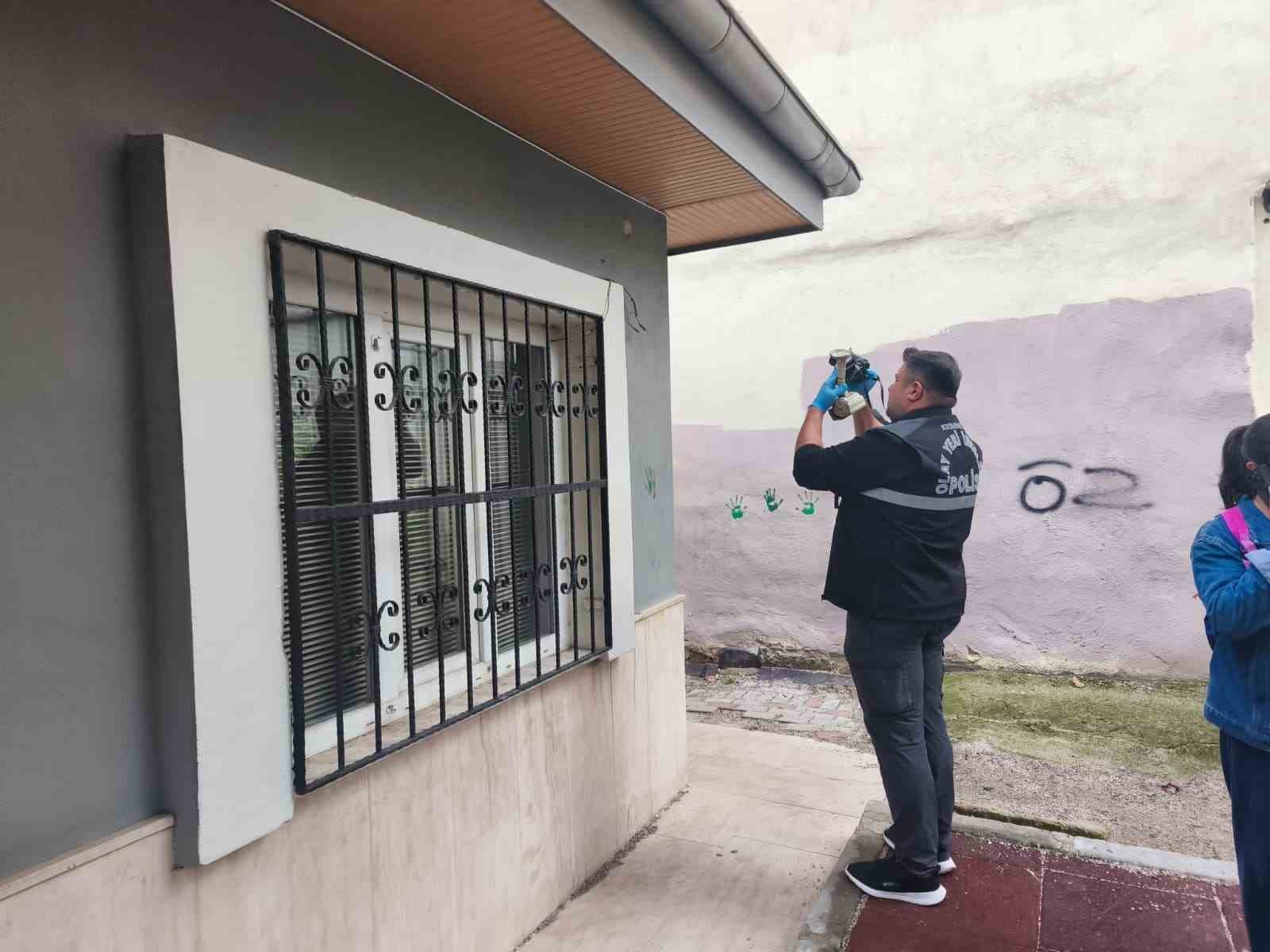 Muhtarlığın kamerasını söküp bahçeye attılar
