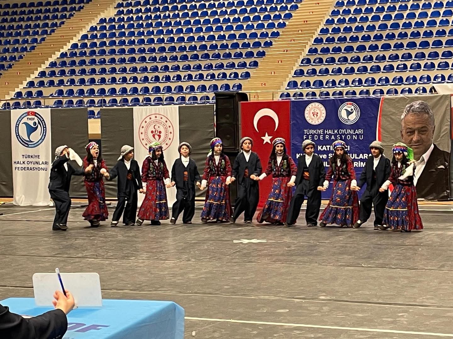 Muradiye’nin minik halk oyuncuları il birincisi oldu
