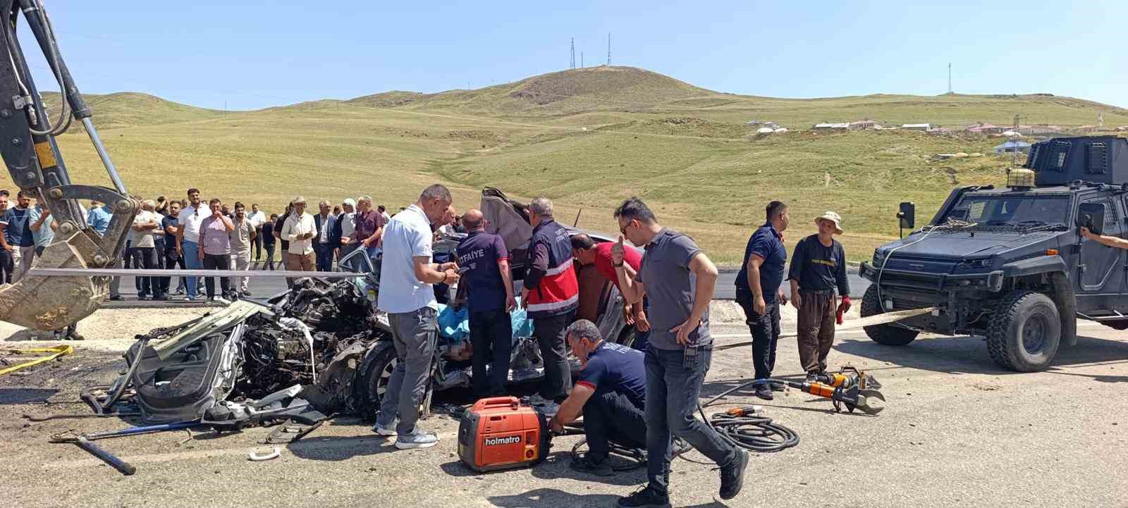 Muş’ta kamyonla otomobil çarpıştı: 2 ölü, 1 yaralı
