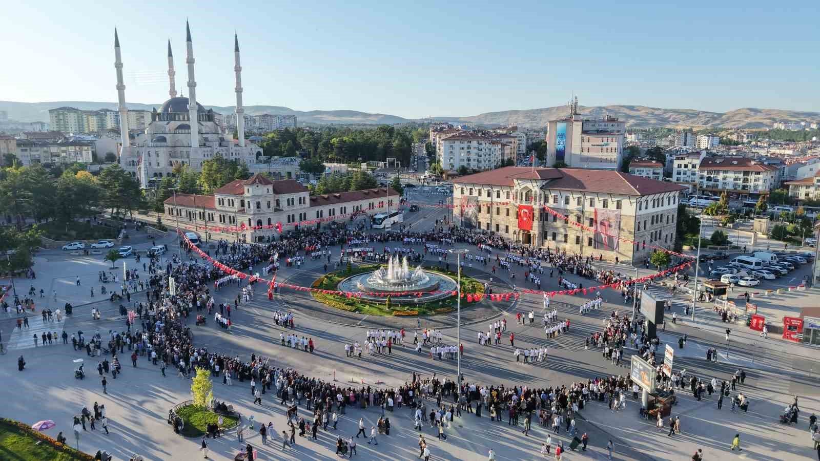 Müziği duyan meydana akın etti, bin 58 kişi halayda buluştu
