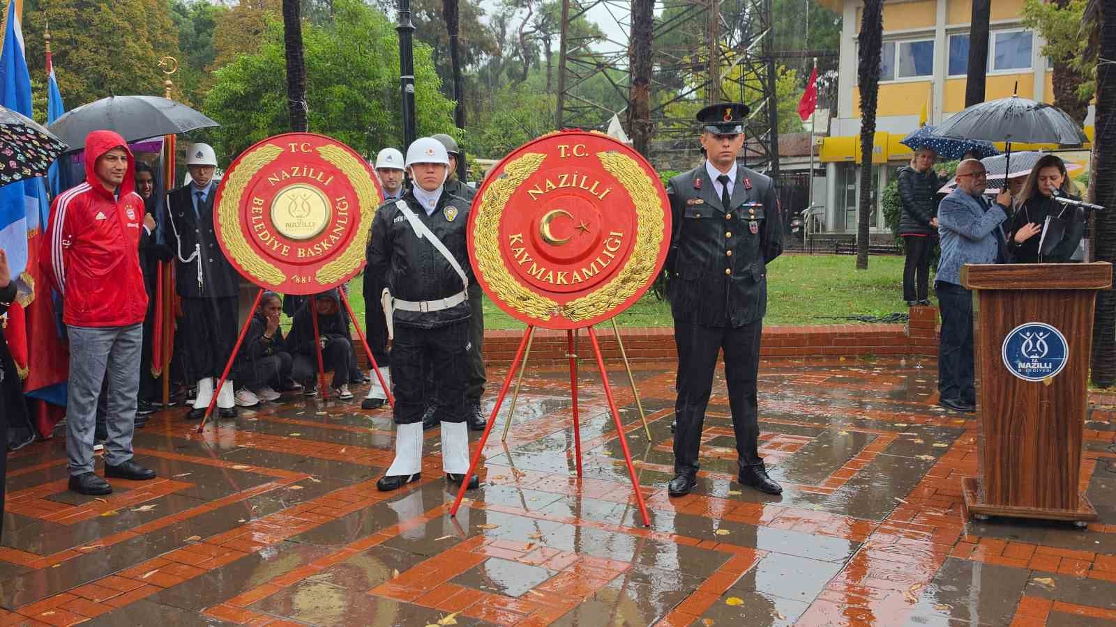 Nazilli’de çelenk sunma töreni yağmur altında yapıldı
