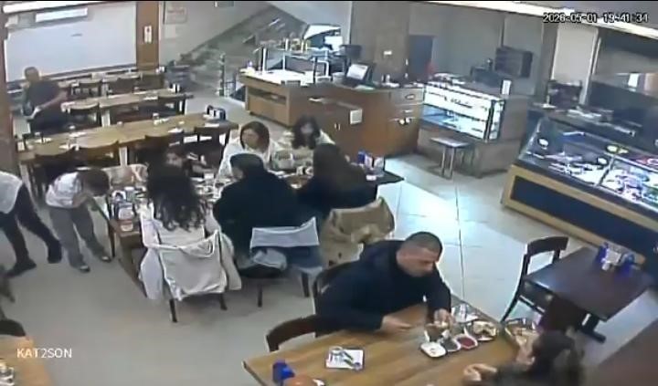 Nefes borusuna yemek kaçan küçük kızı restoran çalışanı kurtardı
