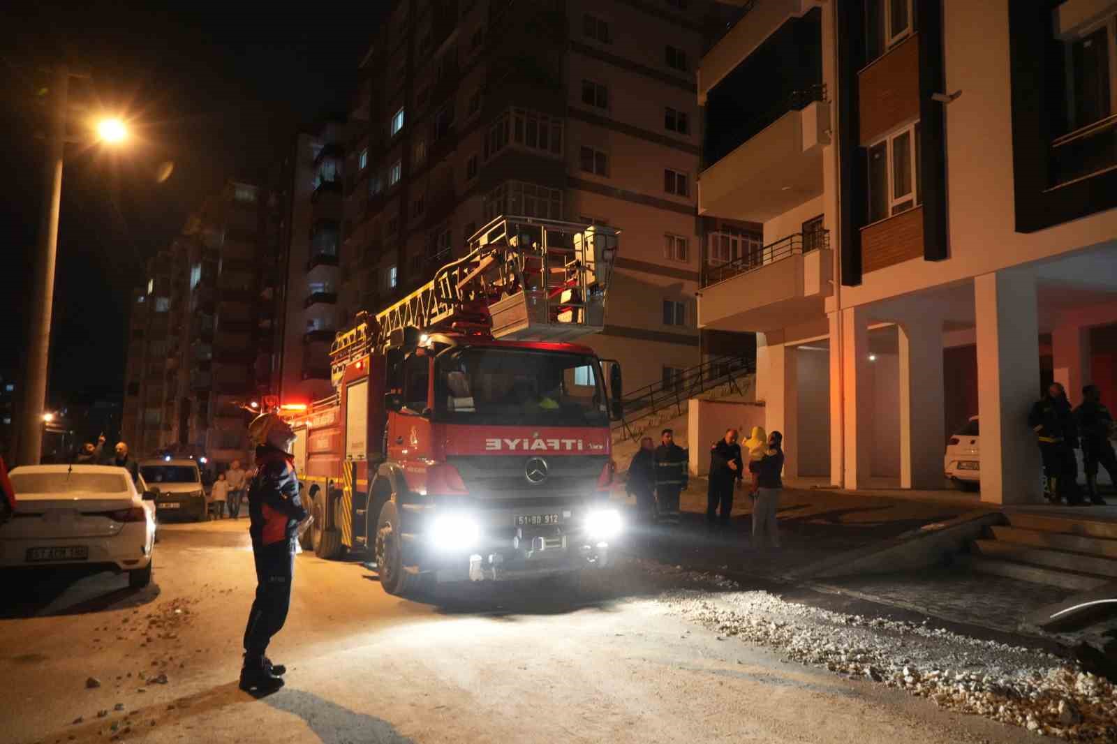 Niğde’de apartman dairesinde yangın paniği
