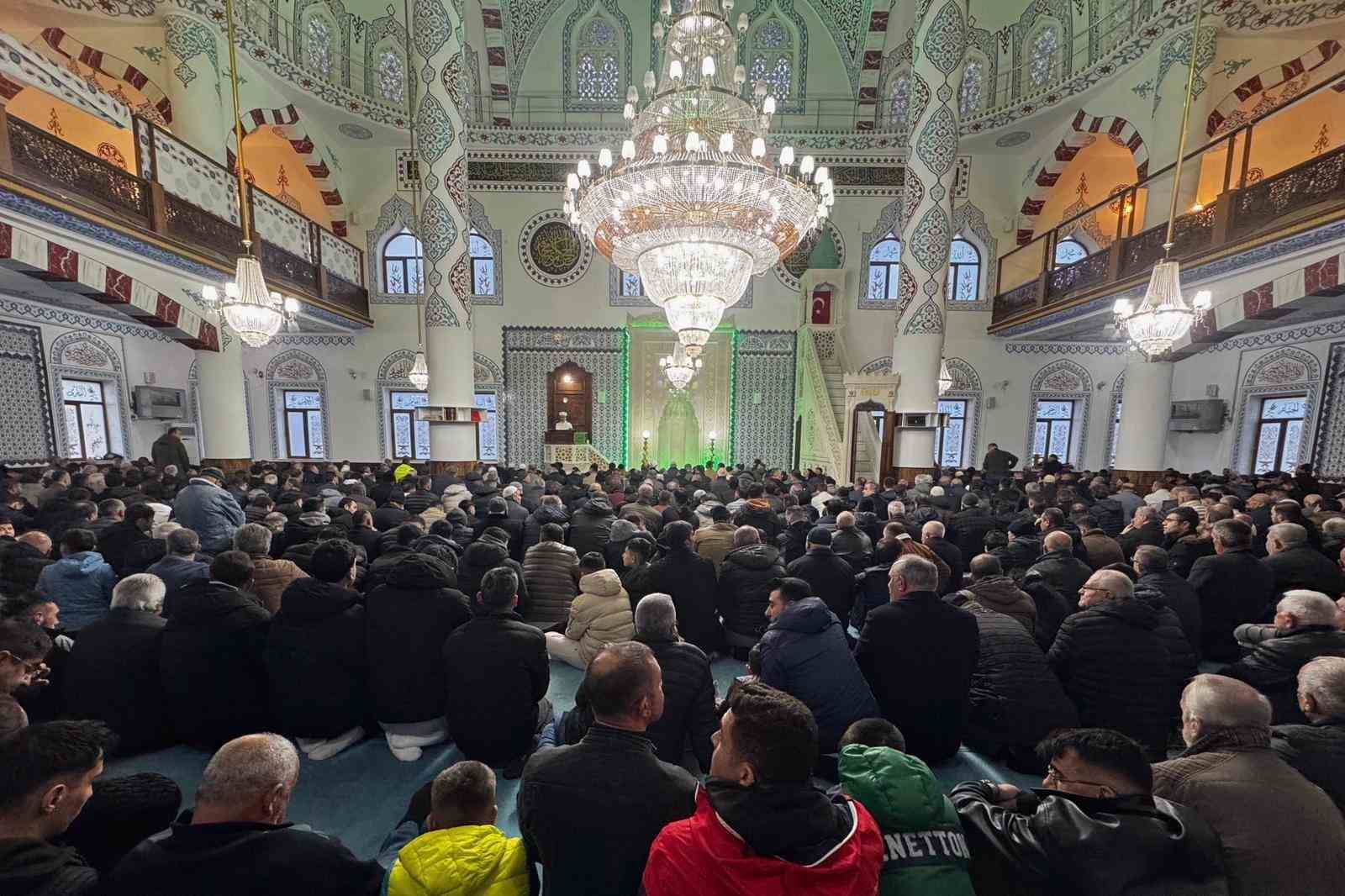 Niğde’de bayram namazı sonrası bayramlaşma
