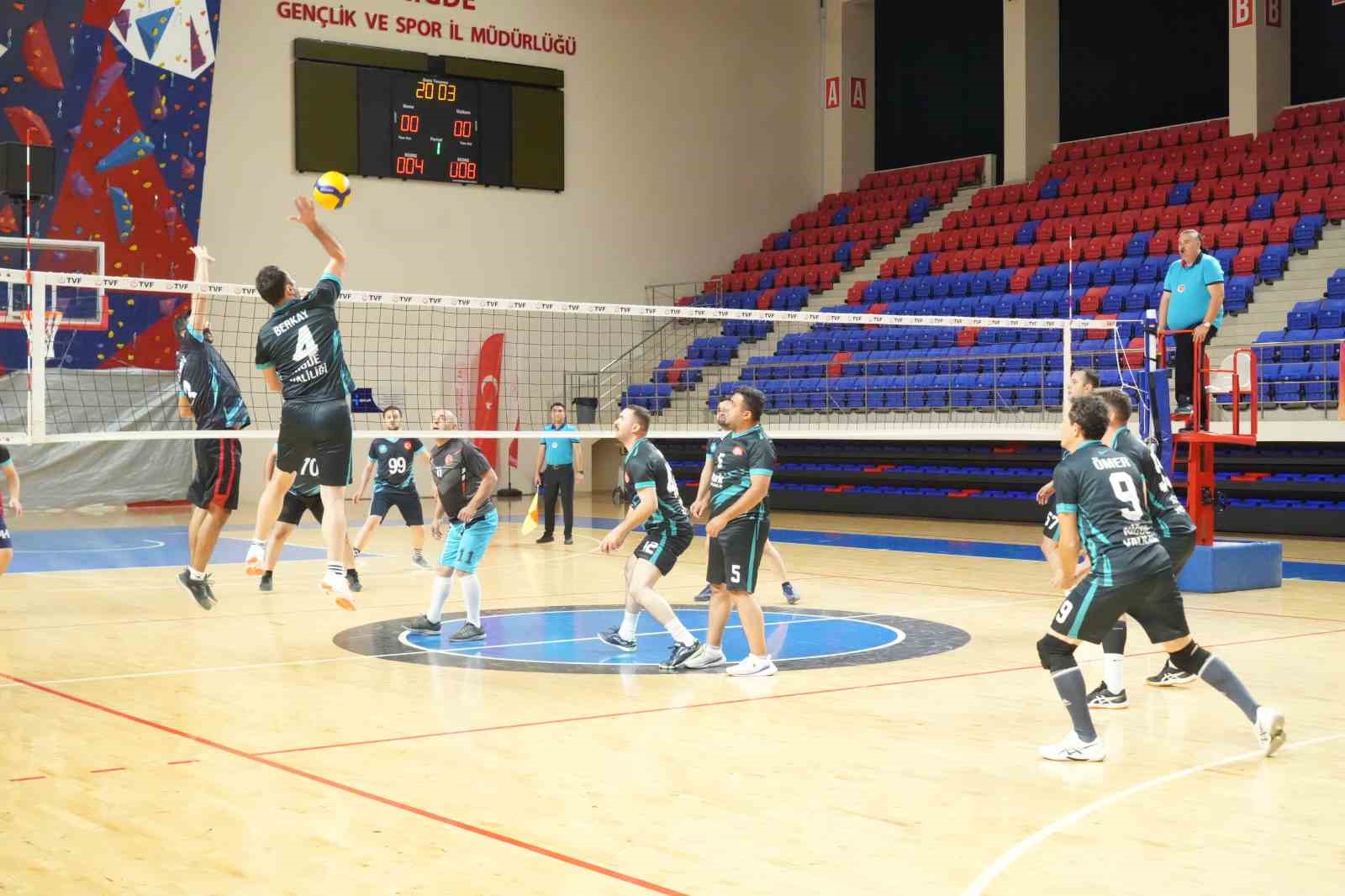 Niğde’de kamu çalışanları şampiyonluk için ter döküyor
