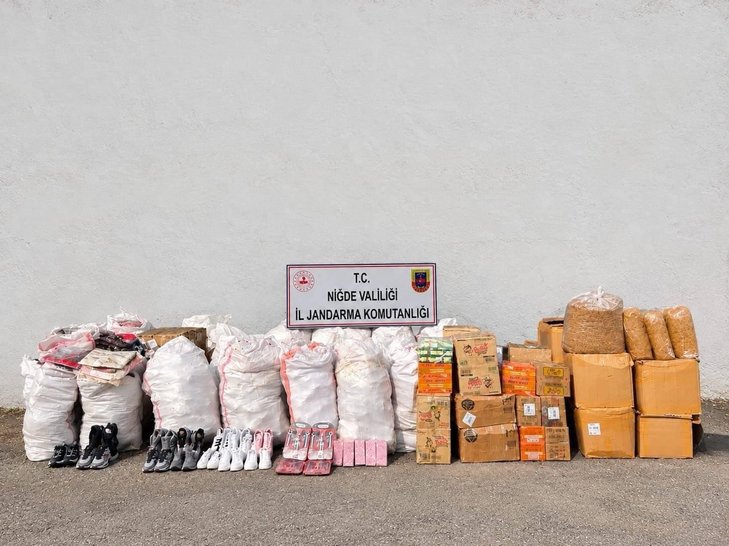 Niğde’de kargo aracından kaçak ürün çıktı
