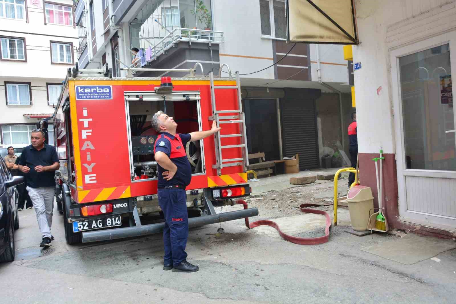 Ocakta unutulan yemek paniğe neden oldu: 1 kişi dumandan etkilendi
