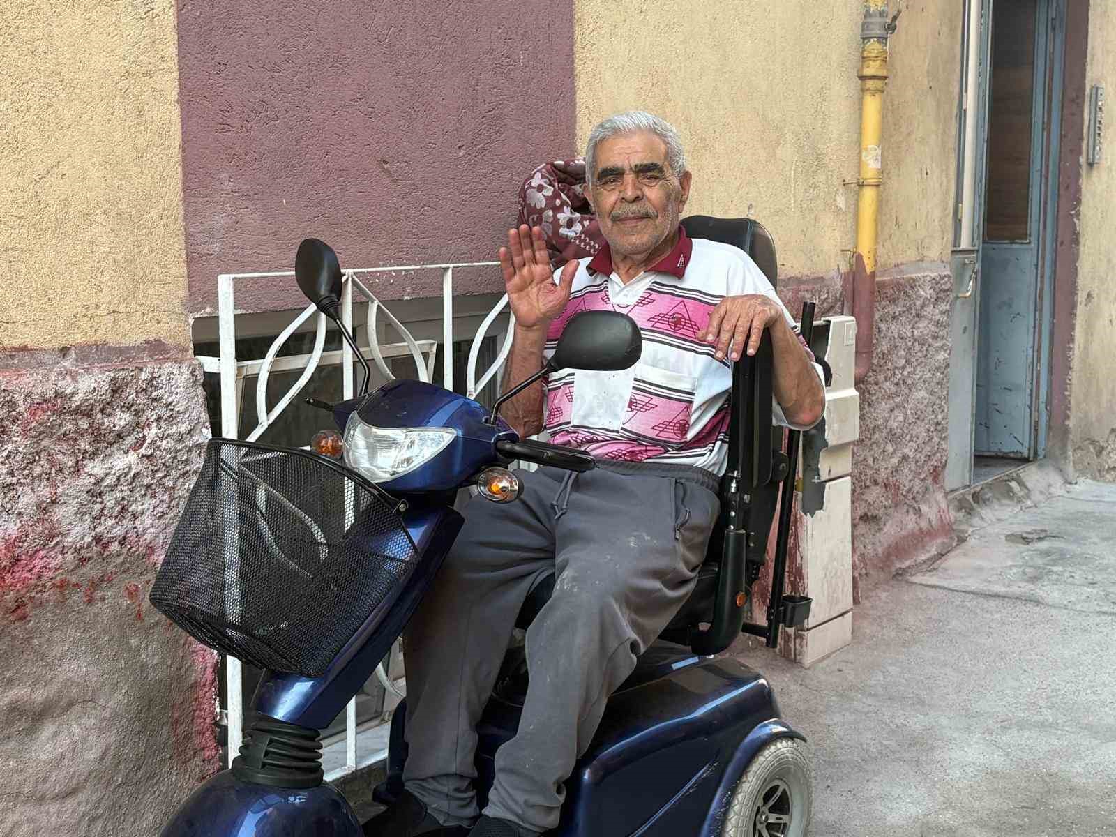 Oğlunun akülü tekerlekli sandalyesini yaktığı babaya akülü araç hediye edildi
