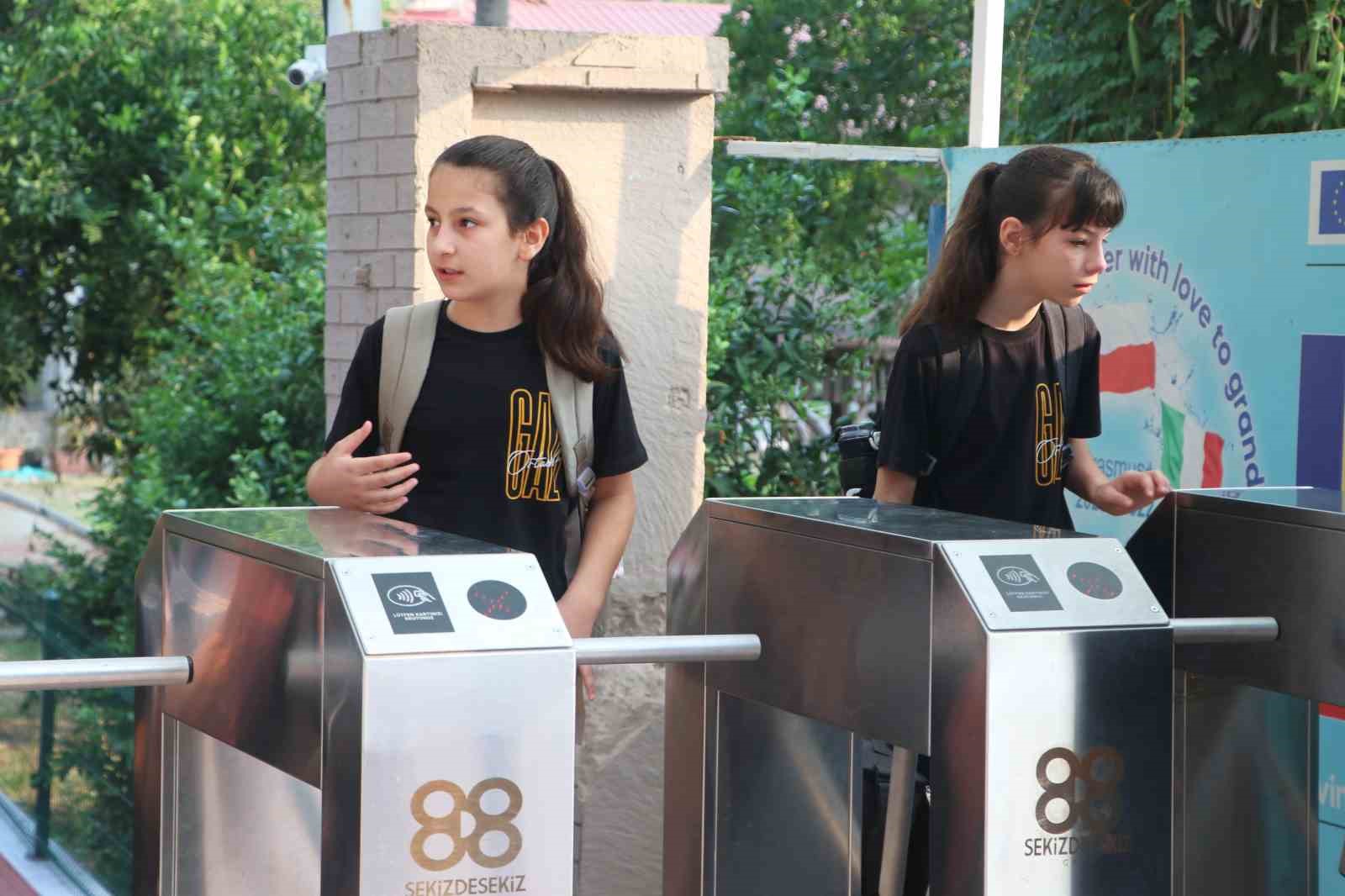 Öğrenci okula giriyor, velinin telefonuna bildirim gidiyor
