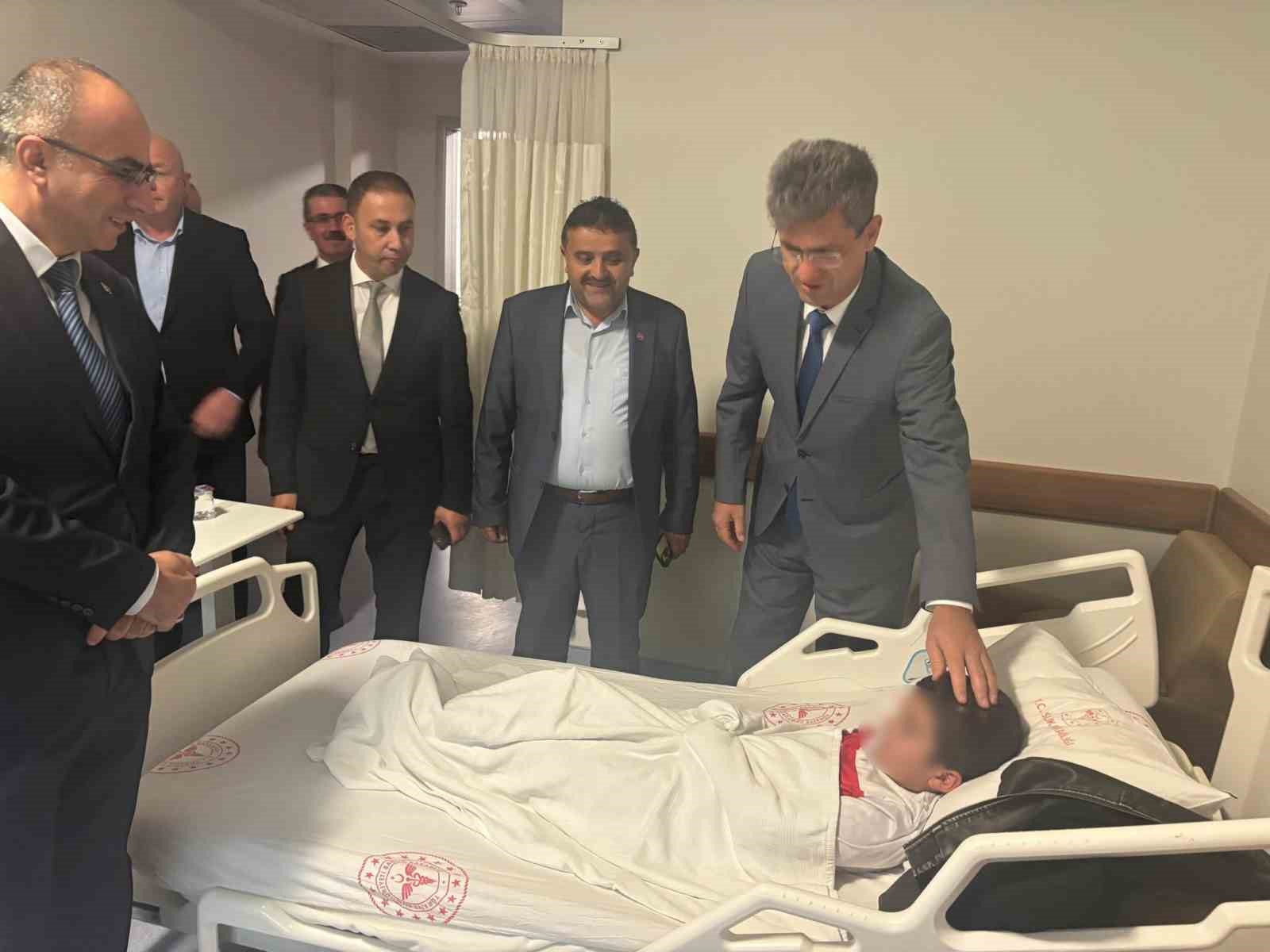 Öğrenci servisi ile otomobil çarpıştı: 5 yaralı
