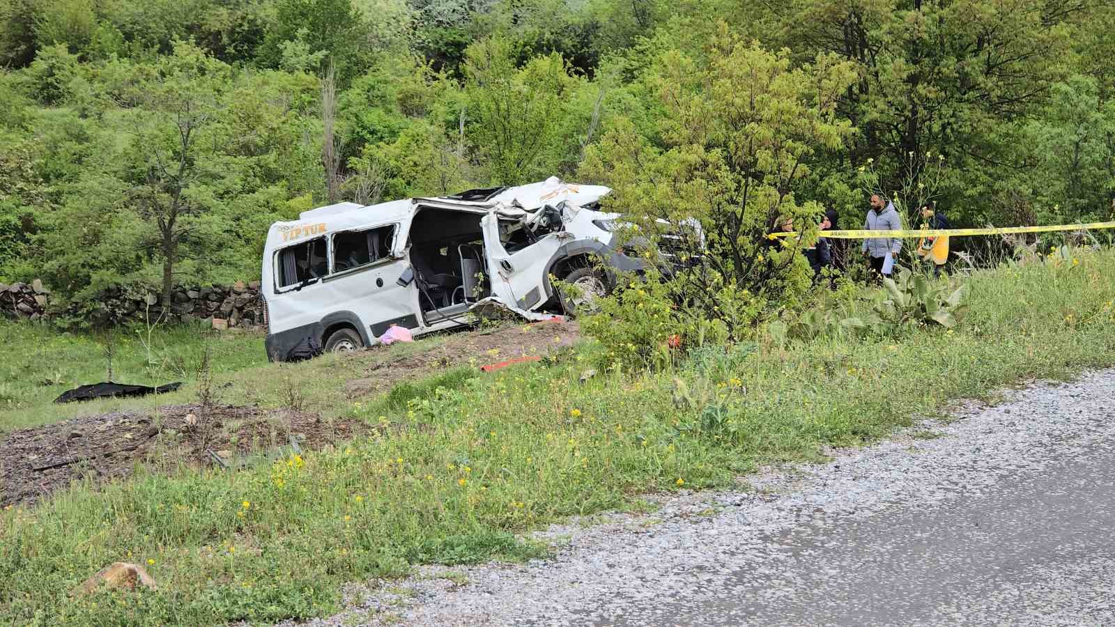 Öğrenci servisi şarampole uçtu: 3 ölü, 7 yaralı
