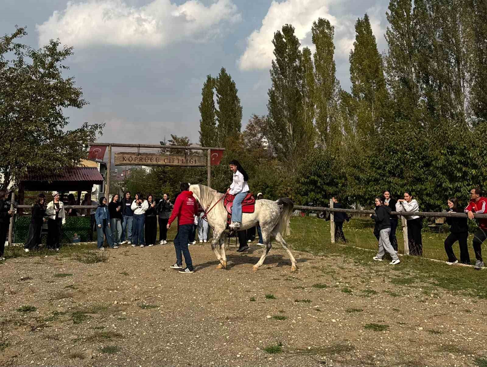 Öğrenciler çiftlikte bağımlılığa karşı bilinçlendirildi
