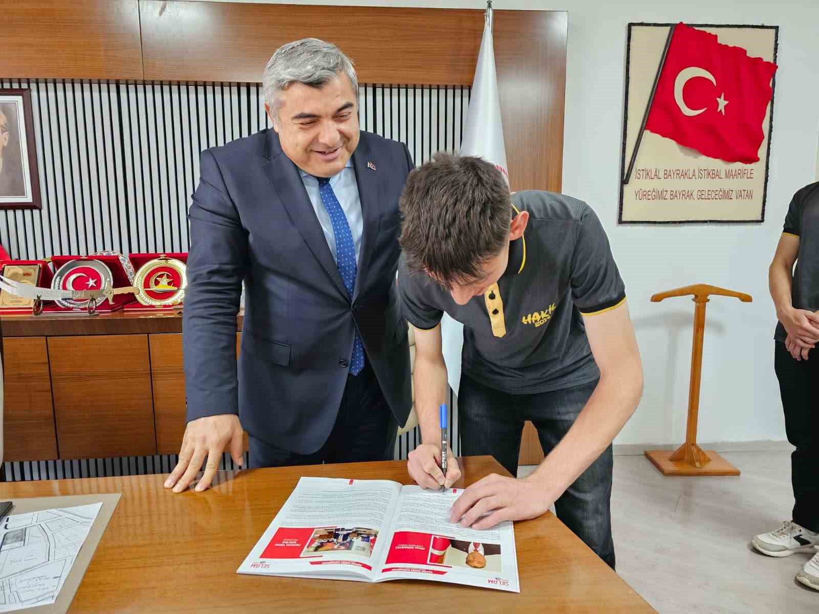 Öğrenciler hazırladığı derginin ilk sayısını Sünnetci’ye hediye etti
