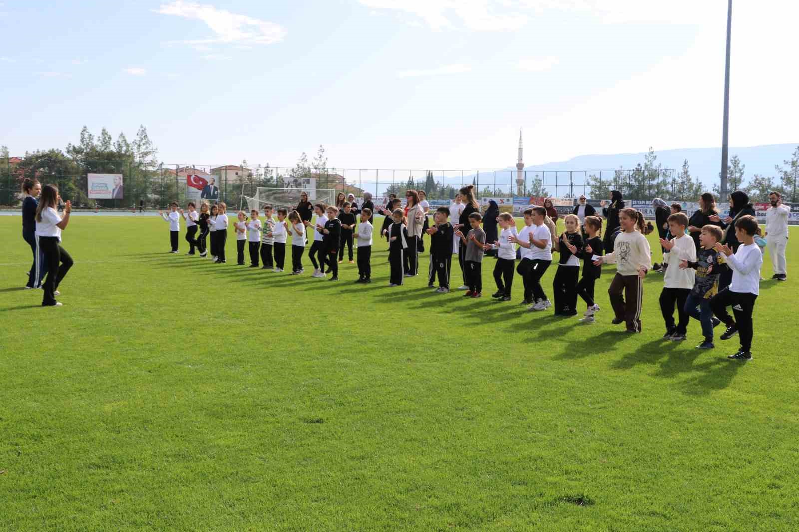 Öğrenciler ve aileler spor yapıp, geleneksel oyunlar oynadı
