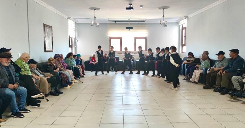 Öğrencilerden huzurevi sakinlerine renkli program
