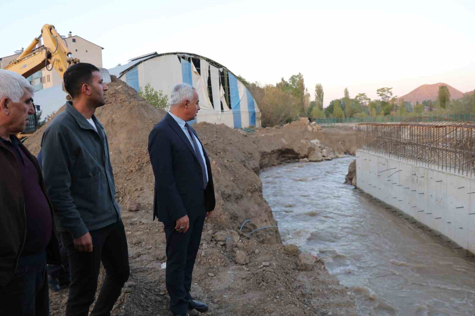 Oltu’da yeni köprülerin yapımına başlandı
