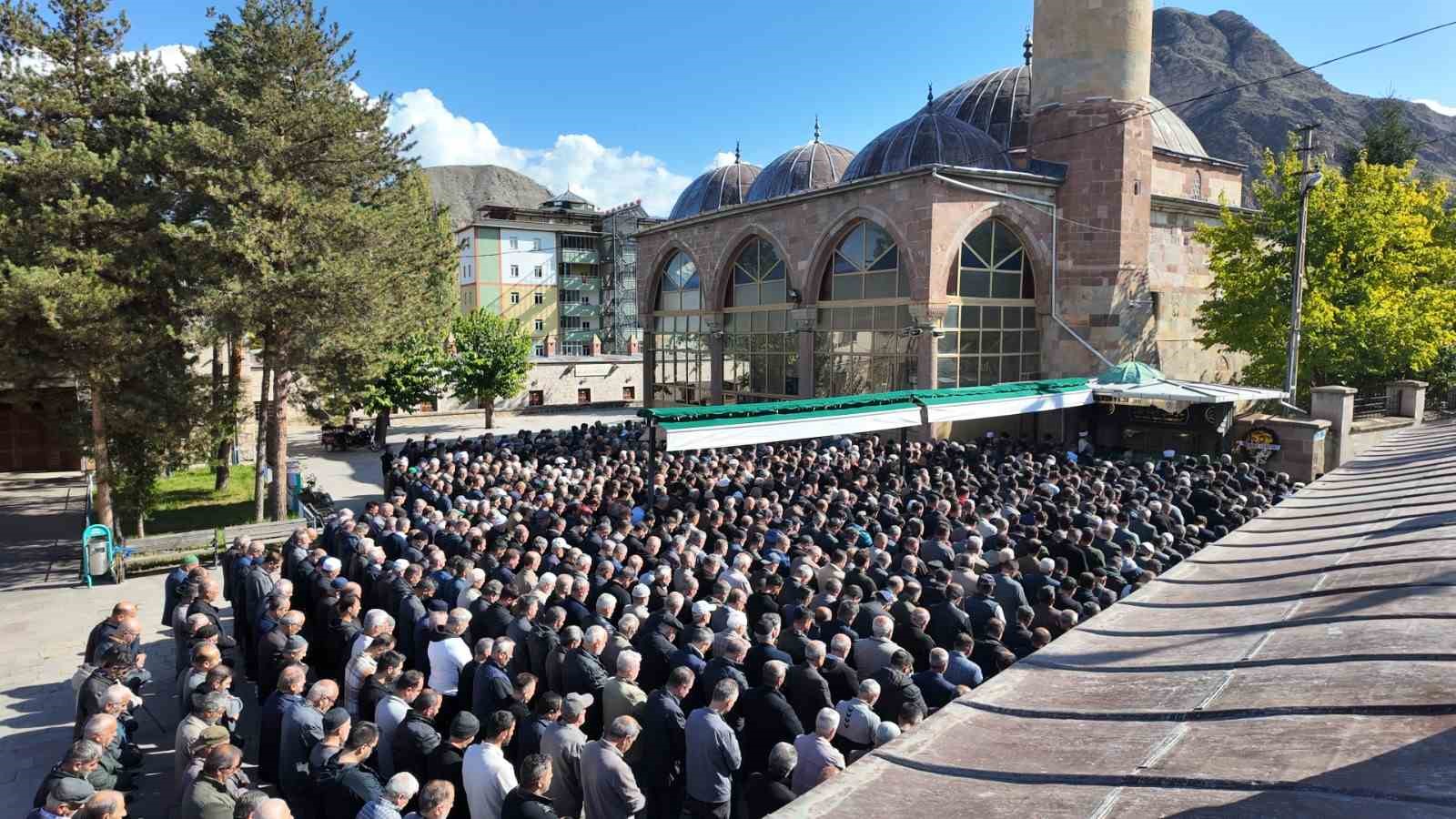 Oltu’nun sevilen ismi Ahmet Turan dualarla uğurlandı
