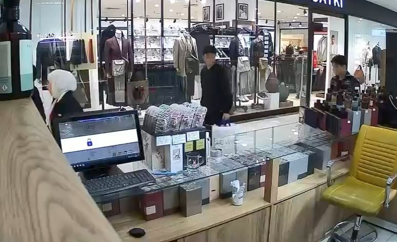 Önce kokladı, hoşuna gidince parfümü cebine koyup uzaklaştı
