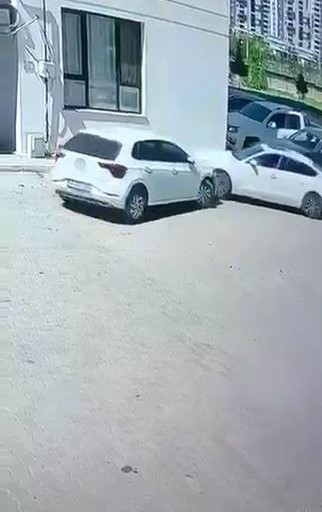 Önce park halindeki araca, ardından duvara çarptı

