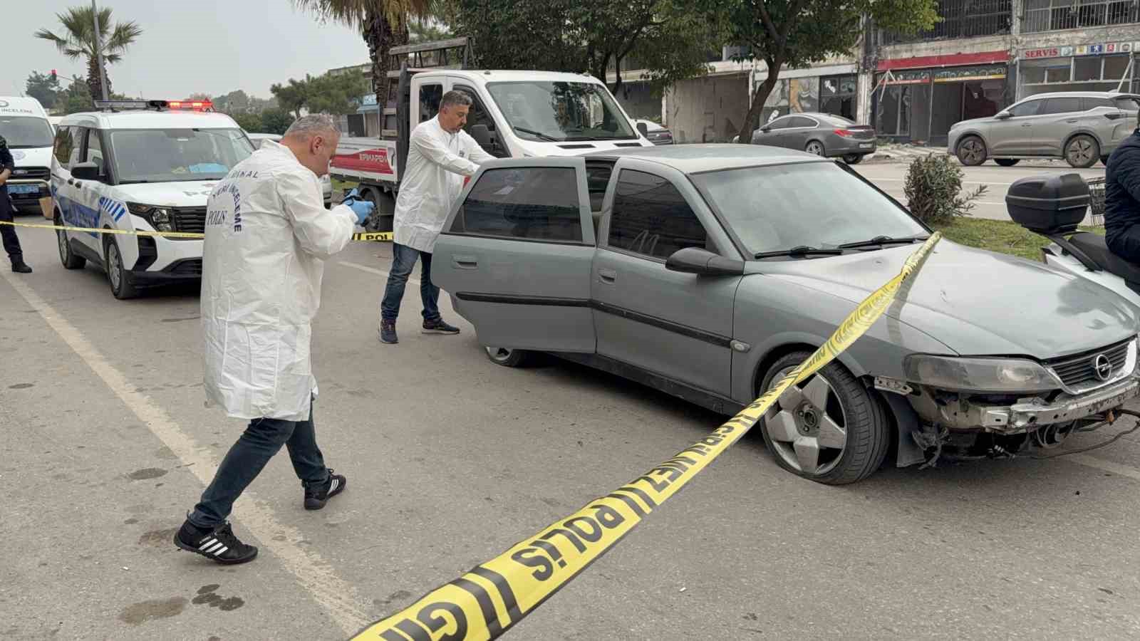 Önünü kestikleri şahsı bıçaklayıp aracının lastiklerini kestiler
