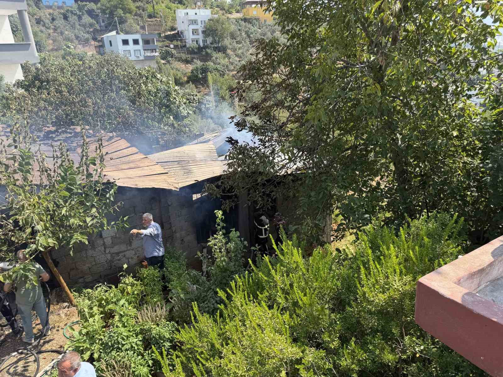Osmaniye’de çıkan yangında ahır kullanılamaz hale geldi
