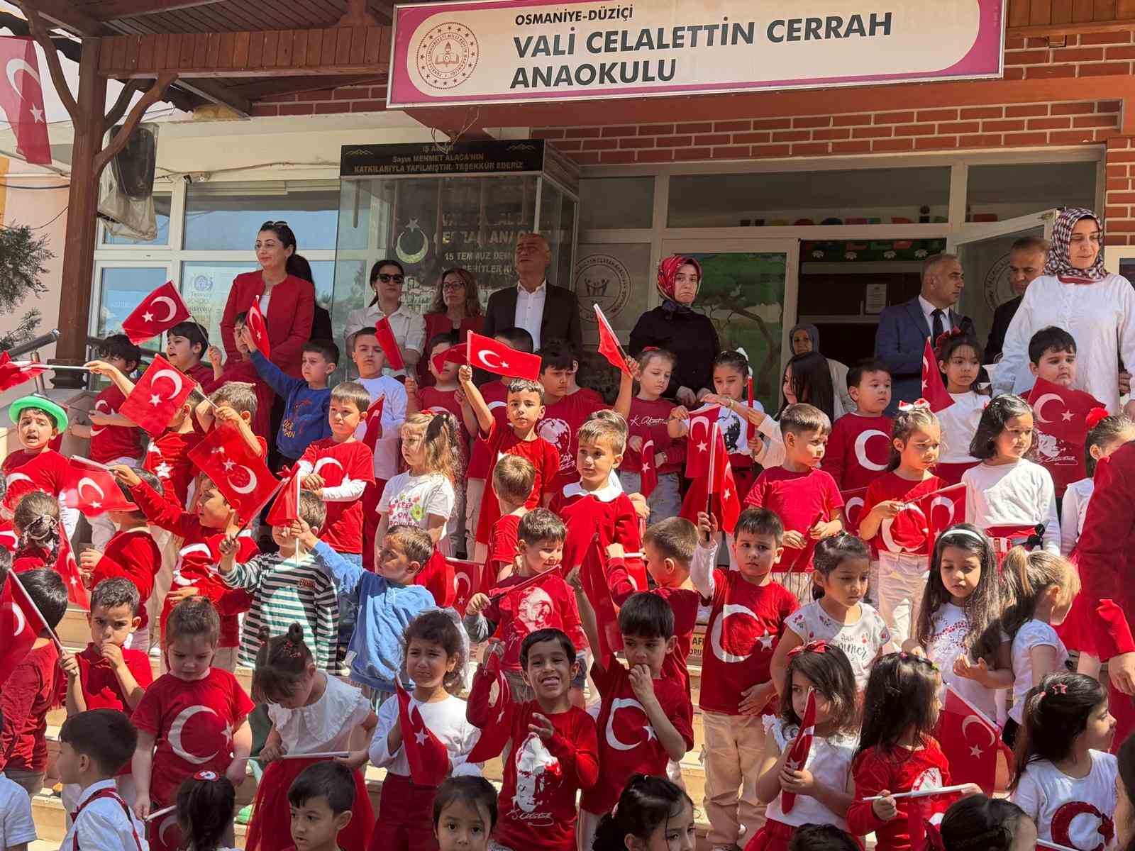 Osmaniye’de minik öğrencilerden el emeği bayrak sergisi
