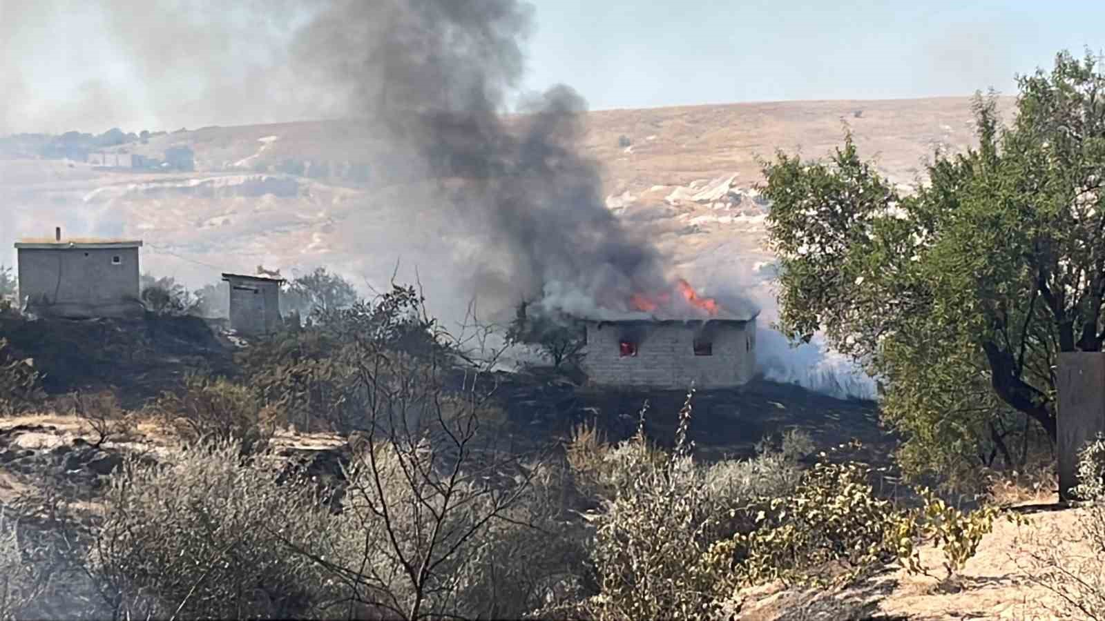 Otluk alanda başlayan yangın bağ evlerine sıçradı: 7 bağ evi kullanılamaz hale geldi
