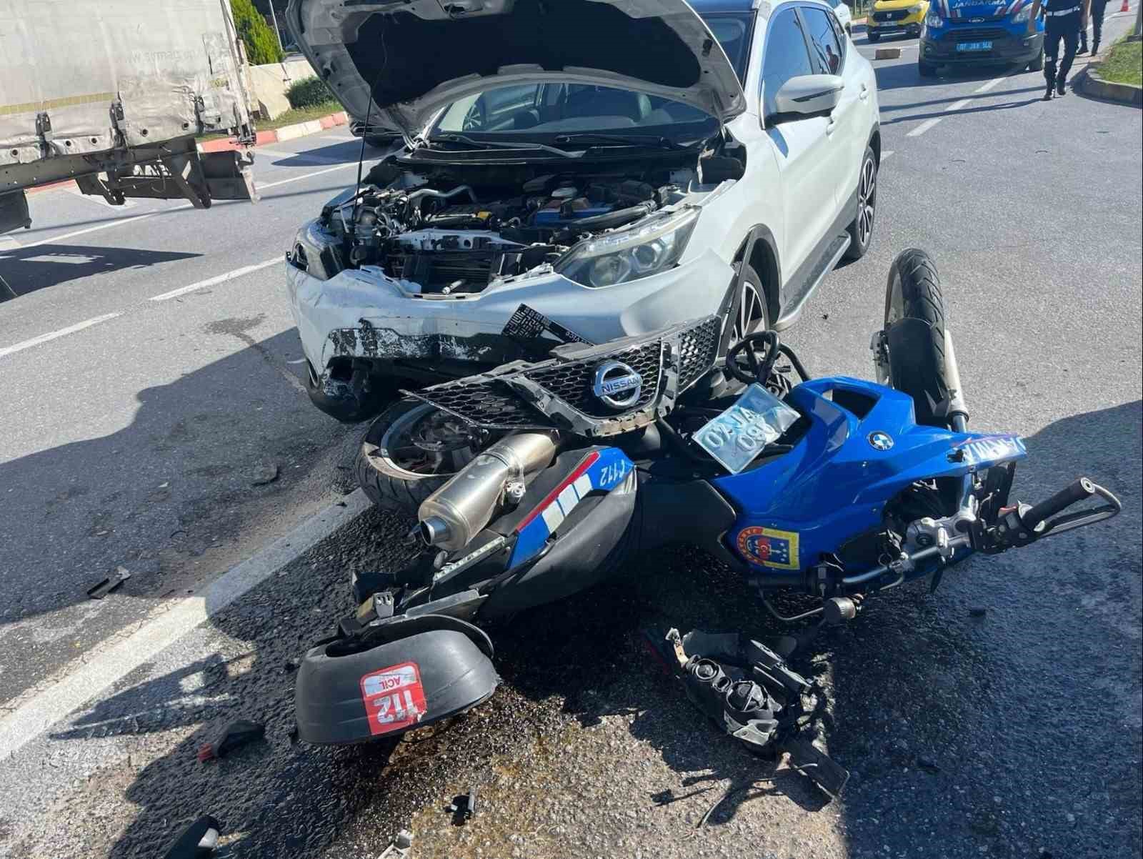Otomobil jandarma motosikletine çarptı, uzman çavuş yaralandı
