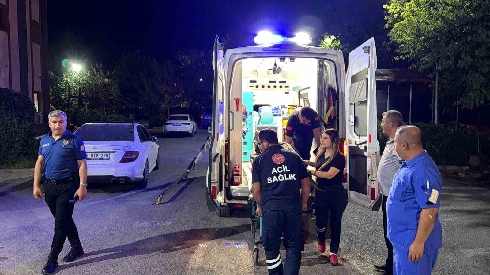 Otomobil kaldırım kenarında oturan kişiye çarptı: 1 ağır yaralı
