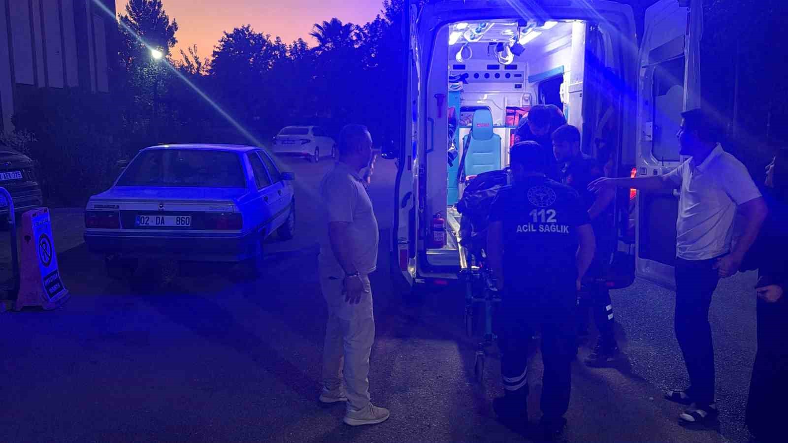 Otomobil kaldırıma çıktı: 3 yaralı
