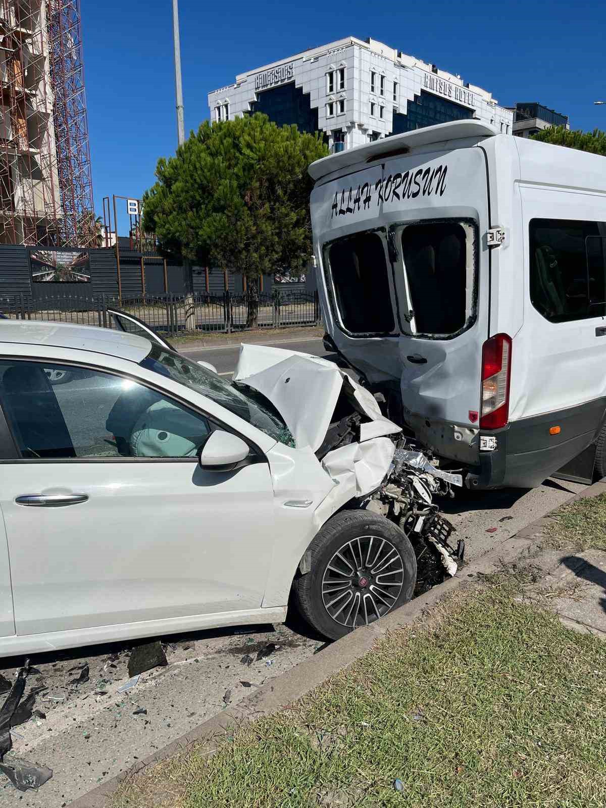 Otomobil minibüse arkadan çarptı: 4 yaralı
