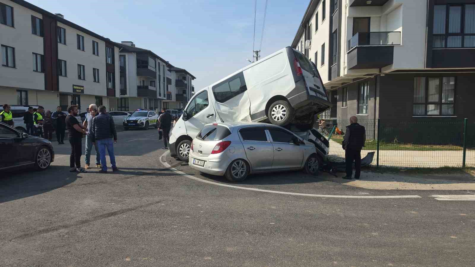 Otomobilin çarptığı minibüs park halindeki aracın üzerine çıktı: 3 yaralı
