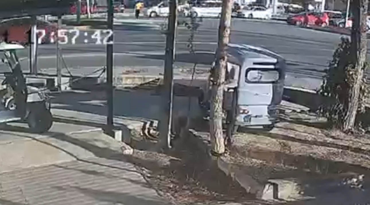 Otomobilin yayaya çarptığı anlar kamerada
