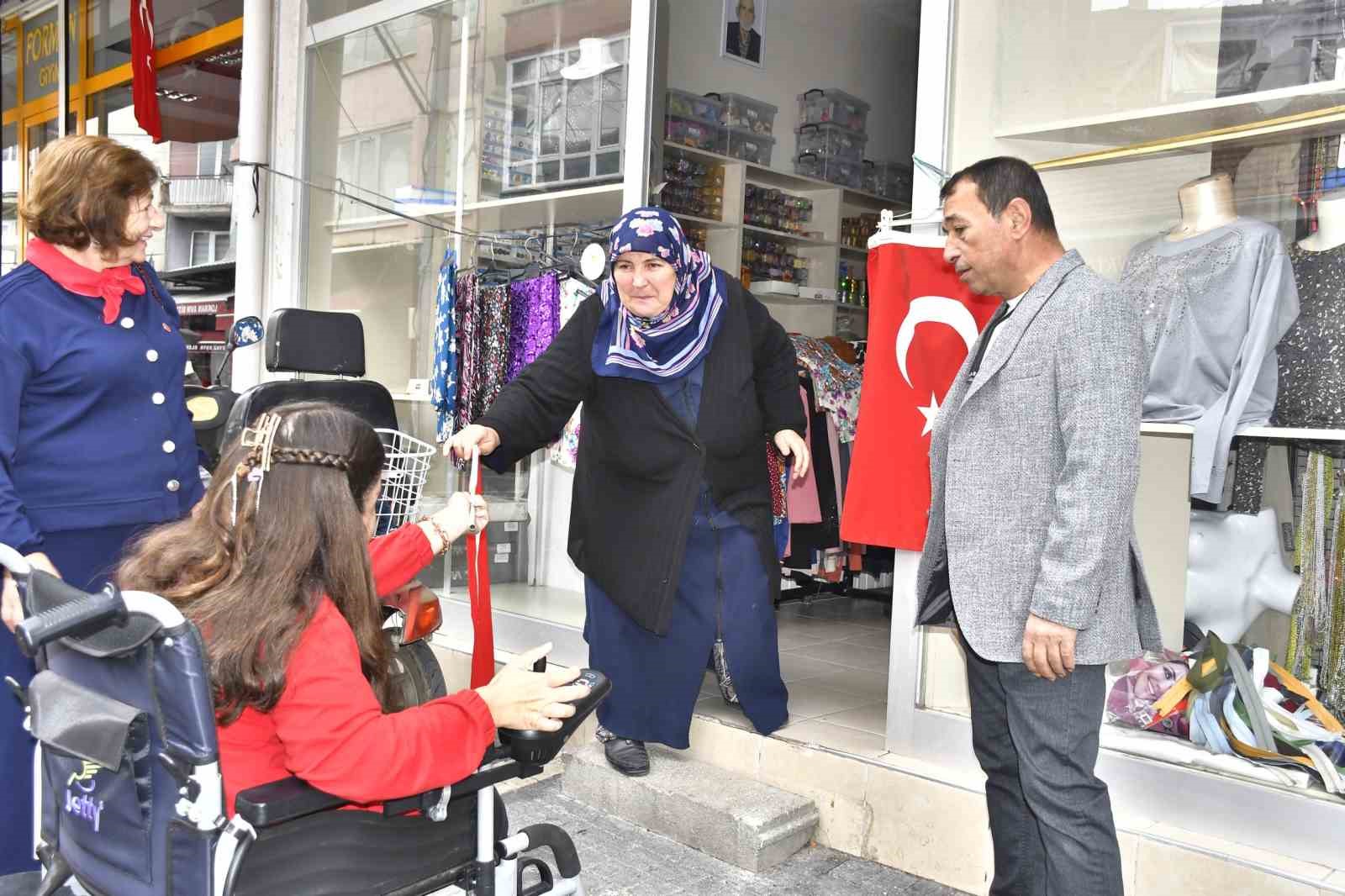 Özel gereksinimli bireyler Cumhuriyet Bayramında esnafa bayrak dağıttı
