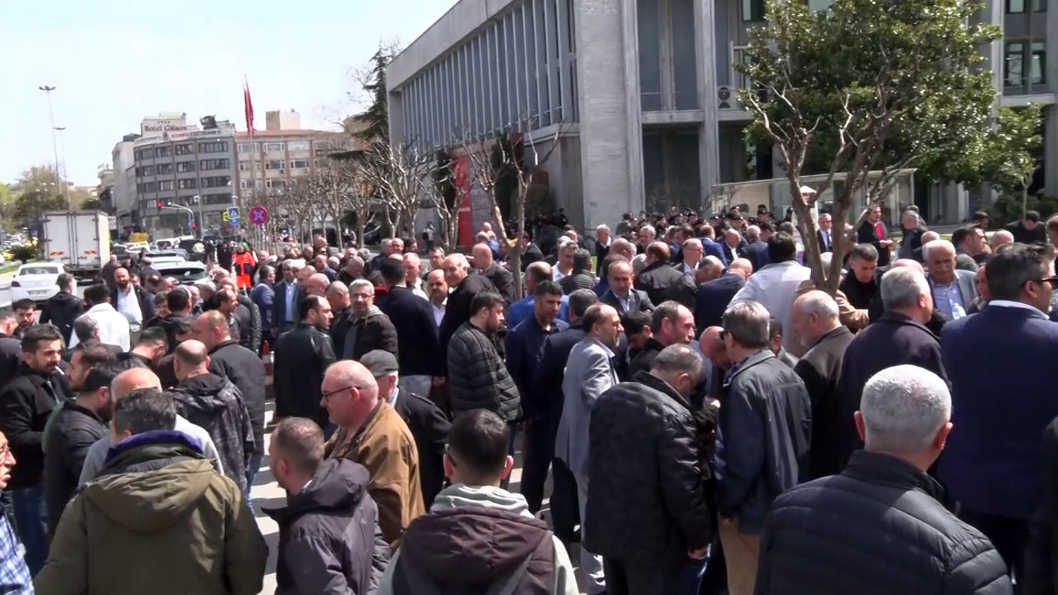 Özel Halk Otobüsü esnafından Saraçhane’de mesaj: "Ücretsiz taşıma durabilir"
