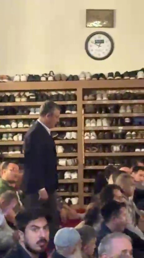 Özgür Özel, cuma namazını Bursa Ulu Cami’de kıldı
