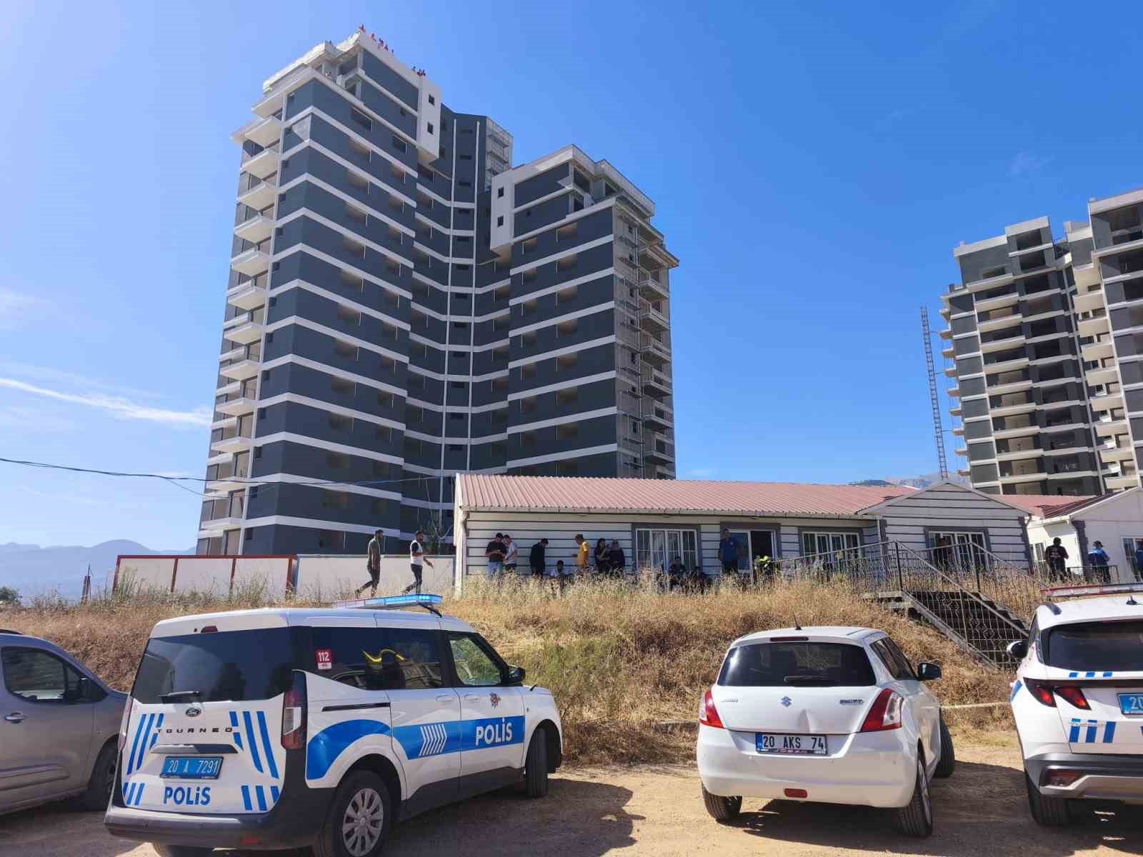 Paralarını alamayan işçiler 15 katlı inşaatın çatısına çıktı

