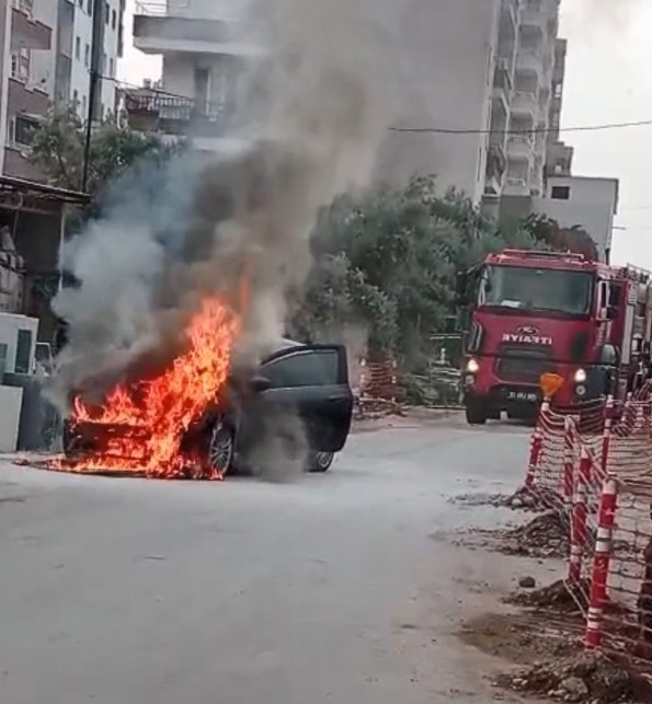 Park halindeki otomobil alev alev yandı
