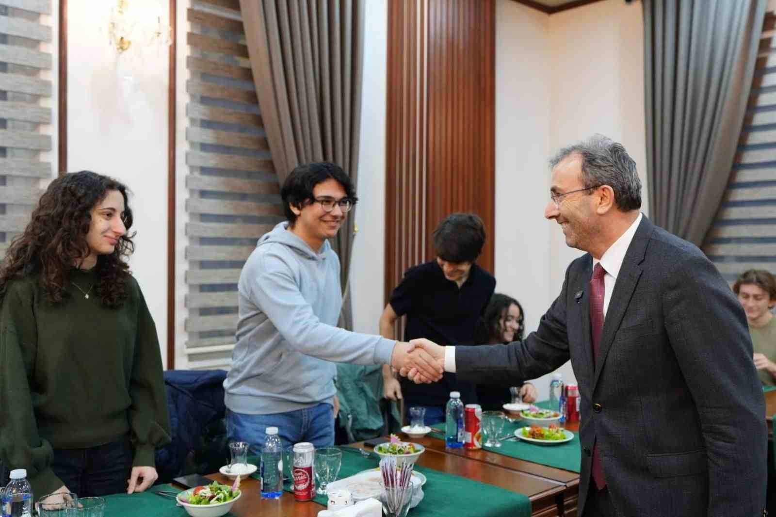 Pendik’te yeni üniversitelilere 20 bin TL eğitim desteği hesaplara yatırıldı

