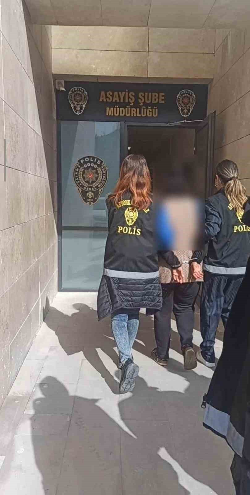 Polis 78 ayrı suç kaydı bulunan ve hapis cezası ile aranan şahsı yakaladı
