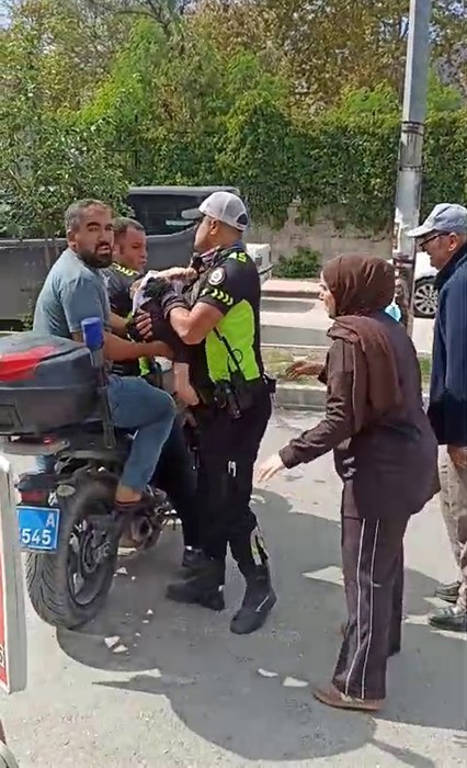 Polis, bilinci kapanan bebeği motosikletle hastaneye yetiştirdi

