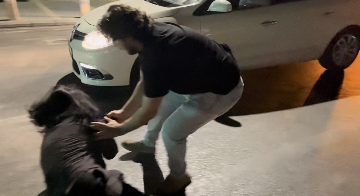 Polise direnen, gazeteciye tüküren alkollü kadın tutuklandı
