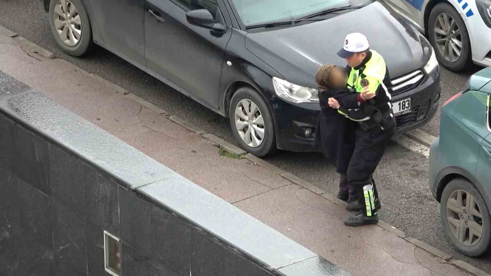 Polisin yaralı kadına yardımı yürekleri ısıttı: Kaldırıma taşıdı, ıslanmasın diye yelekle korudu
