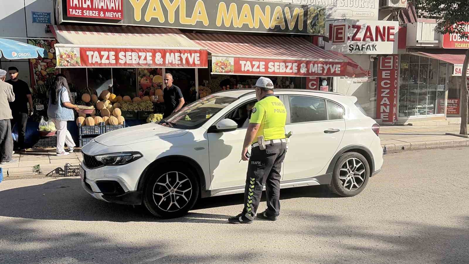 Polislerin gözü önünde ters yöne girdi, 10 bin lira ceza yedi
