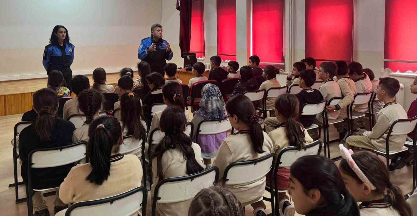 Polisten ilkokul öğrencilerine güvenlik eğitimi
