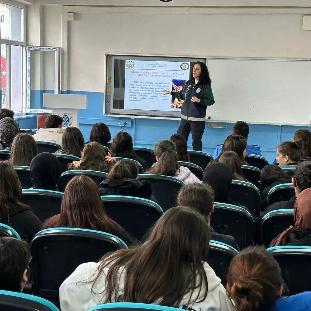 Polisten lise öğrencilerine yönelik eğitim
